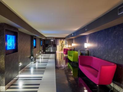 Elegant hallway with colorful sofas and jazz theme.