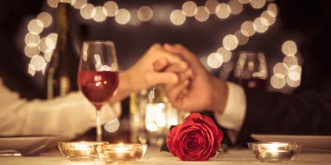 Cena romantica a lume di candela con rose e vino.